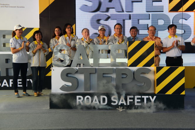 Dương Tử Quỳnh cùng các đại biểu cam kết thực hiện an toàn giao thông đường bộ. Ảnh: Quang Định