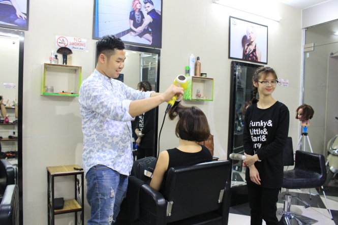 Nguyễn Thái Thành làm tóc cho khách - Ảnh: HÀ THANH