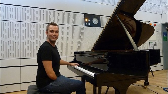 Nghệ sĩ dương cầm một tay người Anh Nicholas McCarthy - Ảnh: BBC