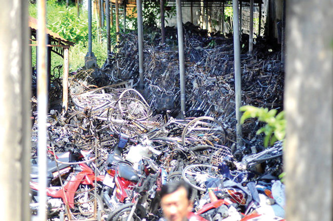 Cả trăm xe trong bãi giữ xe vi phạm của Công an TP Biên Hòa, Đồng Nai bị cháy trơ khung  - Ảnh: A LỘC