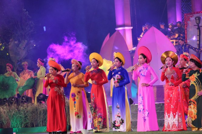 Các nghệ sĩ trình diễn trong đêm khai mạc Festival đờn ca tài tử quốc gia lần 2 - Ảnh: Nguyễn Lộc