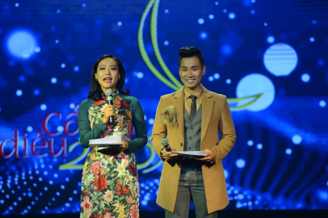 MC Hồng Ánh và Nguyên Khang trên sân khấu lễ trao giải Cánh Diều