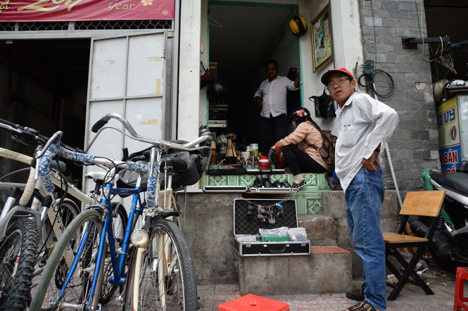 Một ngôi nhà cao chót vót trên vỉa hè đường Phạm Văn Đồng (phường 1, quận Gò Vấp TP.HCM) nên người dân phải xây thêm bậc tam cấp để ra vào - Ảnh: TỰ TRUNG