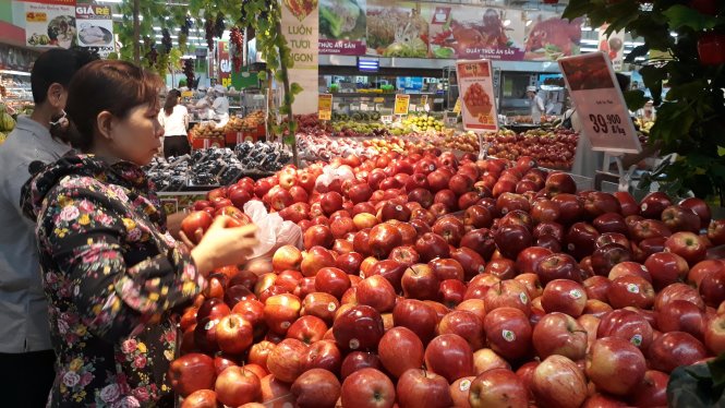 Trái cây nhập khẩu giá rẻ, người tiêu dùng đắn đo chất lượng - Ảnh: Công Trung