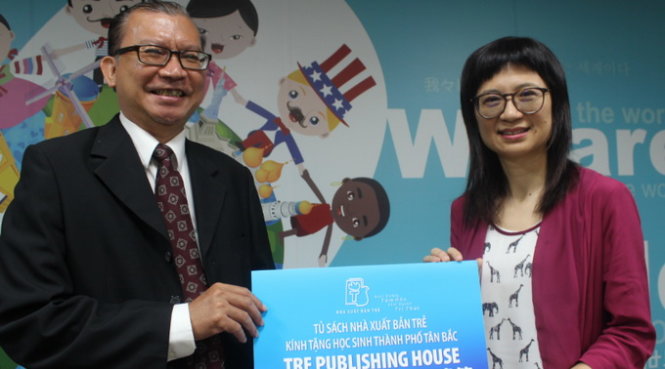 Ông Dương Thành Truyền - chủ tịch hội đồng thành viên Nhà Xuất bản Trẻ - tặng biểu trưng tủ sách cho bà Huỳnh Tịnh Di - lãnh đạo ngành giáo dục TP Tân Đài Bắc - Ảnh: Hà Bình