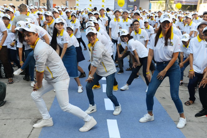 Diễn viên Dương Tử Quỳnh nhảy flashmob các bạn trẻ sự kiện Safe Steps – Các bước An toàn đường Bộ sáng 09-04 tại Nhà văn hóa Thanh Niên, Q.1, TP.HCM. Ảnh: Quang Định