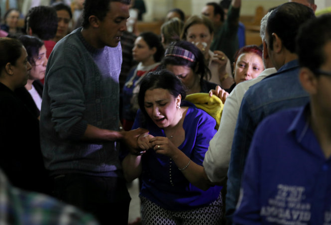 Người thân các nạn nhân than khóc trong nhà thờ bị đánh bom ở Tanta của Ai Cập - Ảnh: Reuters