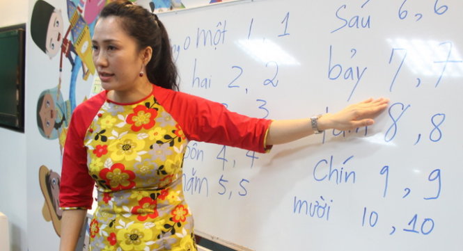 Cô La Mai Huỳnh Trâm - giáo viên tiếng Việt của Trường tiểu học Tích Tuệ, TP Đài Bắc, Đài Loan - trong một giờ dạy - Ảnh: Hà Bình