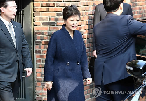 Cựu tổng thống Hàn Quốc Park Geun-hye rời nhà tại Seoul để tới trình diện thẩm vấn ngày 21-3-2017 - Ảnh: Yonhap