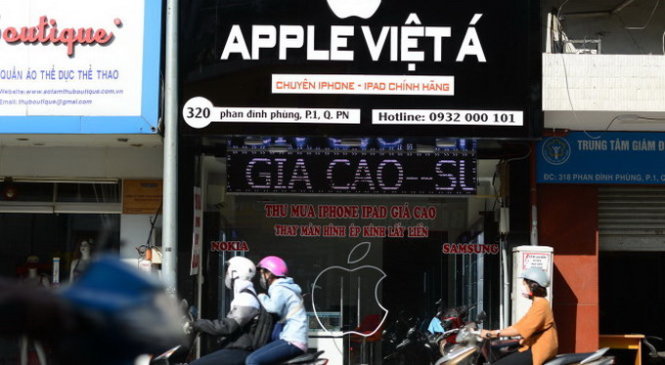 Một cửa hàng điện thoại di động có logo của Apple trên đường Phan Đình Phùng, quận Phú Nhuận, TP.HCM - Ảnh: QUANG ĐỊNH