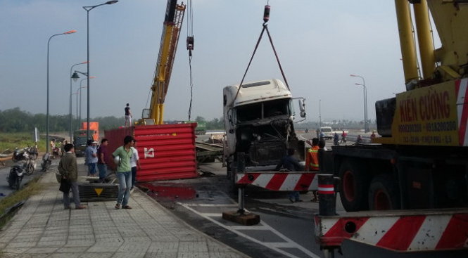 Một vụ tai nạn lật xe container tại đoạn cua dưới chân cầu Phú Hữu (Q.9, TP.HCM) xảy ra vào ngày 2-4 -
Ảnh: Lê Phan