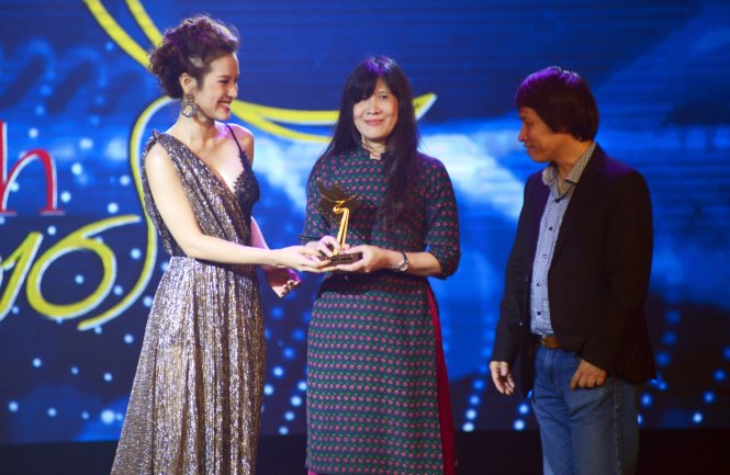 Chị Vĩnh Hà (Bùi Hồng Vân) và Nguyễn Tuấn Thành (không có mặt) là hai PV báo Tuổi Trẻ nhận giải vàng cho hạng mục biên kịch phim truyền hình - Ảnh: QUANG ĐỊNH