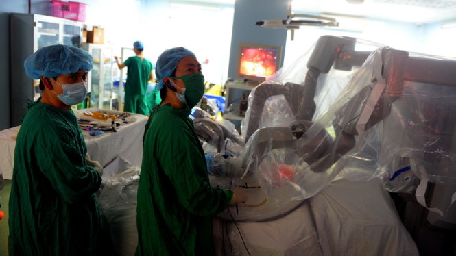 Bác sĩ tiến hành ca mổ bằng robot cho người ung thư dạ dày tại Bệnh viện Bình Dân TP.HCM - Ảnh: H.Khoa
