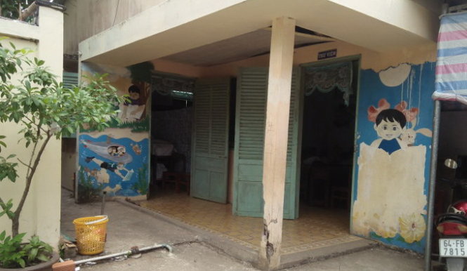 Học sinh Trường tiểu học Phù Ly 2 phải gom vào học trong căn phòng thư viện vài mét vuông tối thui - Ảnh: Hạnh Nguyễn