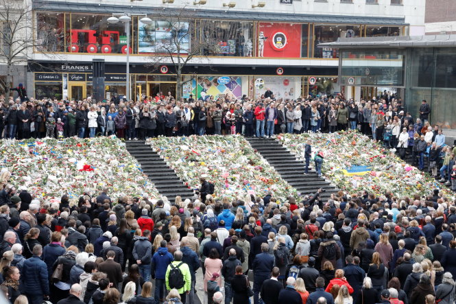 Người dân thủ đô Thụy Điển xuống đường thực hiện nghi thức phút mặc niệm tưởng nhớ các nạn nhân vụ tấn công khủng bố trưa ngày 10-4 - Ảnh: Reuters