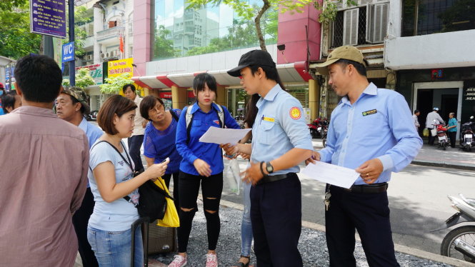 Nhiều người dân đang loay hoay tìm trạm được đội ngũ tiếp viên xe buýt chỉ dẫn tận tình - Ảnh: Thu Dung