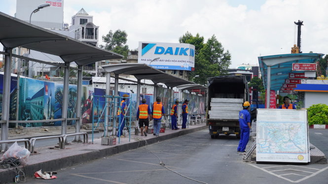 Trạm xe buýt Bến Thành bắt đầu được tháo dỡ để phục vụ thi công tuyến metro 1 (giai đoạn 2) - Ảnh: Thu Dung
