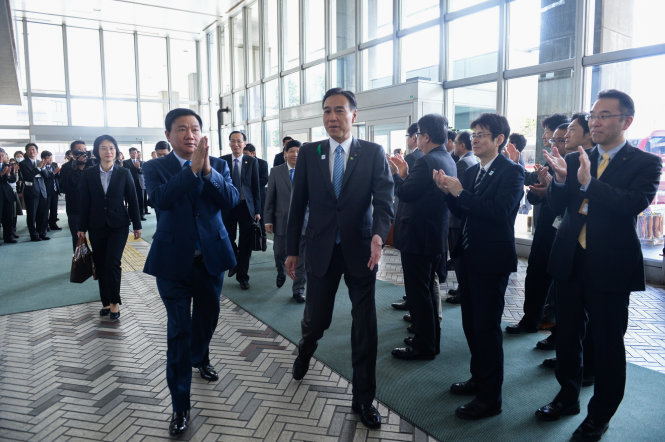 Nhân viên tòa nhà hành chính tỉnh Nagano chào đoán đoàn đại biểu cấp cao TP.HCM tới ký kết hợp tác song phương với tỉnh - Ảnh: THUẬN THẮNG