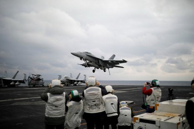 Chiến đấu cơ F18 sắp đáp trên tàu sân bay USS Carl Vinson - Ảnh: Reuters