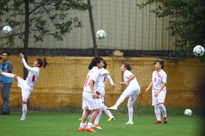 Các cầu thủ nữ VN khởi động trước trận đấu với Myanmar. Ảnh: NGUYỄN KHÁNH