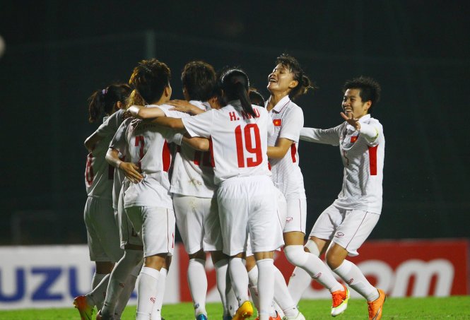 Niềm vui của các cô gái VN sau bàn thắng mở tỉ số vào lưới Myanmar. Ảnh: NGUYỄN KHÁNH