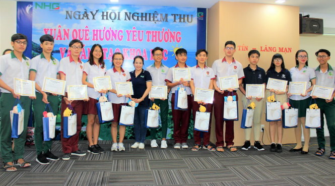 Bà Lê Ý Nhi - Giám đốc Truyền thông và Thương hiệu NHG, trao giấy chứng nhận cho các thí sinh tham gia cuộc thi.