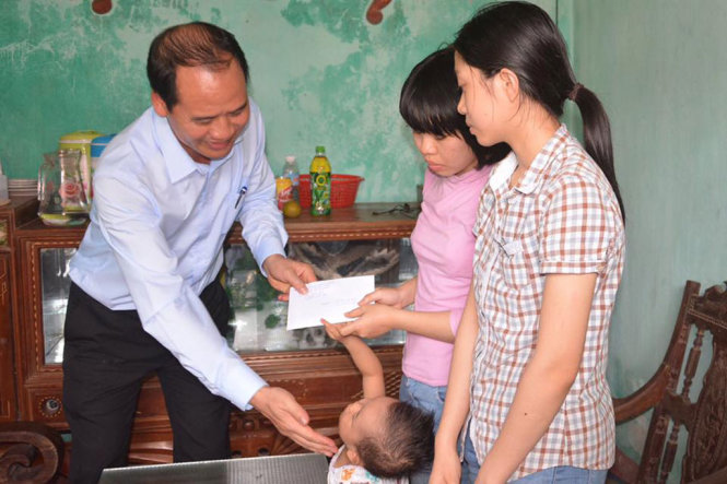Ông Nguyễn Văn Hồi - Cục trưởng Cục Bảo trợ xã hội thuộc Bộ LĐTB&XH đã đến thăm hỏi, trao quà của Thủ tướng Chính phủ cho em Nguyễn Thị Sáng - người quyết định hiến tạng của mẹ cho y học - Ảnh: THẮNG DINH