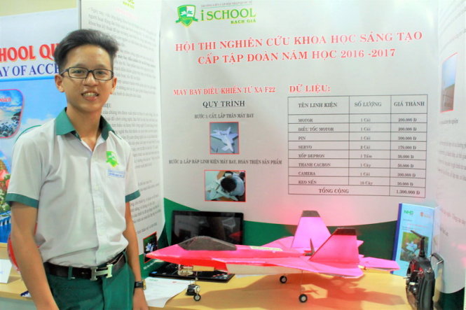 Nguyễn Trung Toàn, học sinh iSchool Rạch Giá (Kiên Giang) thực hiện máy bay điều khiển từ xa kết hợp camera với giá thành chỉ hơn 1 triệu đồng.