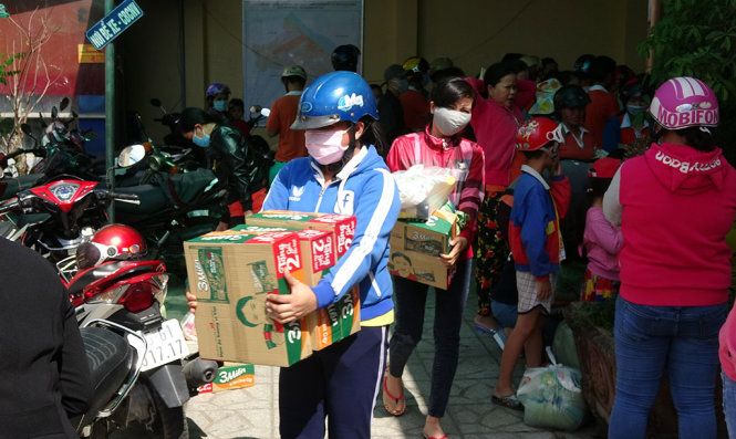 Công nhân Công ty Kwong Lung- Meko nhận quà của mạnh thường quân trao tại UBND phường Trà Nóc - Ảnh: LÊ DÂN