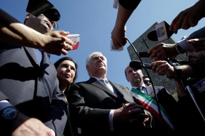 Ngoại trưởng Mỹ Rex Tillerson (giữa) trả lời báo giới ngày 10-4 tại Ý - Ảnh: Reuters