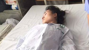 Bệnh nhân bị liệt do chì trong thuốc nam đang được điều trị tại Bệnh viện Bạch Mai - Ảnh: BV cung cấp