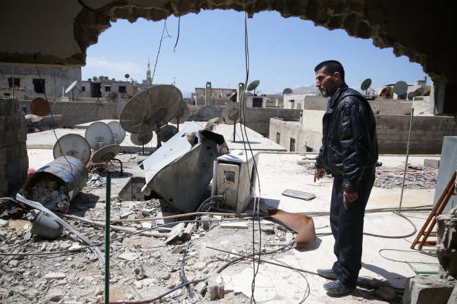 Một cư dân Syria ở Ghouta, ngoại ô thủ đô Damascus, chỉ lại nơi từng được cho là trúng vũ khí hóa học của chính quyền vào năm 2013 - Ảnh: Reuters