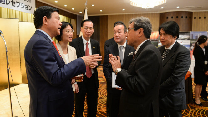 Bí thư Thành ủy Đinh La Thăng cùng Phó chủ tịch thường trực TP.HCM Lê Thanh Liêm gặp gỡ, trao đổi với các nhà đầu tư, doanh nghiệp Nhật Bản tại thành phố Nagoya - Ảnh: THUẬN THẮNG