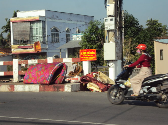 Đống rác ngay dưới bảng cấm ở phường Phú Cường, TP Thủ Dầu Một, Bình Dương - Ảnh: N.Hạnh