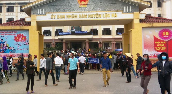 Rất đông người dân tụ tập ở UBND huyện Lộc Hà hom 3-4 - Ảnh: THẮNG DINH