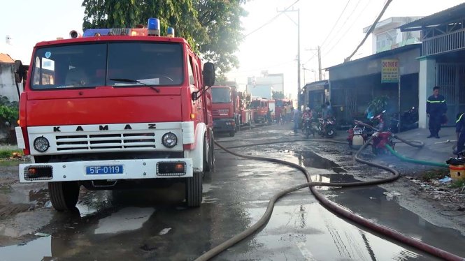 Hơn 10 xe chữa cháy được điều động để khống chế đám cháy nhà xưởng vào sáng 12-4 - Ảnh: Ngọc Khải