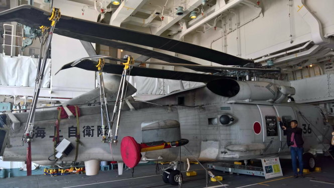 Trực thăng săn ngầm trên tàu hộ vệ tên lửa Fuyuzuki của Lực lượng Tự vệ trên biển Nhật Bản - Ảnh: Linh Đan