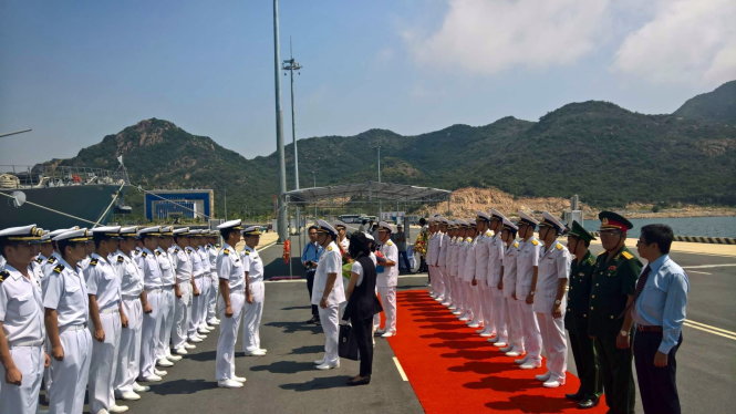 Đại diện Hải quân VN đón tiếp thủy thủ đoàn Fuyuzuki của Lực lượng Tự vệ trên biển Nhật Bản - Ảnh: Linh Đan