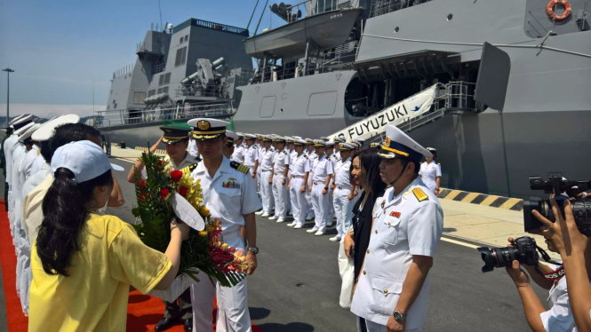 Đại diện Hải quân VN đón tiếp thủy thủ đoàn Fuyuzuki của Lực lượng Tự vệ trên biển Nhật Bản - Ảnh: Linh Đan