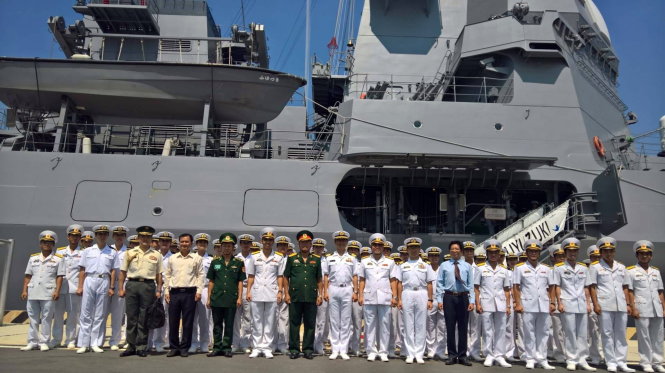 Đại diện Hải quân VN và lãnh đạo tàu Fuyuzuki của Lực lượng Tự vệ trên biển Nhật Bản chụp hình lưu niệm - Ảnh: Linh Đan