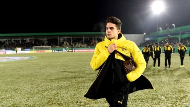 Hậu vệ người Tây Ban Nha của đội tuyển Dortmund Marc Bartra bị thương trong vụ nổ - Ảnh: AFP