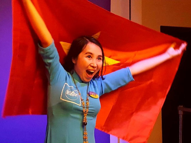 Cô giáo Trần Thị Thúy, giáo viên Trường THPT Đức Hợp, Hưng Yên vỡ òa xúc động khi giành giải đặc biệt