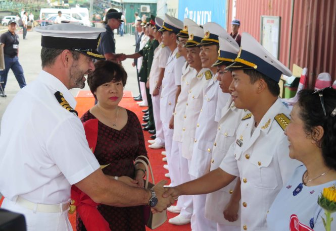 Đại diện Hải quân Vùng 3 và Bộ chỉ huy Biên Phòng (TP Đà Nẵng) đón tiếp tàu hải quân Hoàng gia HMNZS TE KAHA tại cầu cảng Tiên Sa - Ảnh: Tấn Vũ