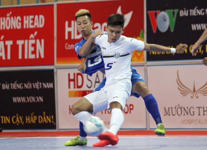 Thái Sơn Nam (áo trắng) trong trận thắng Thái Sơn Bắc 6-3. Ảnh: TÚ ANH
