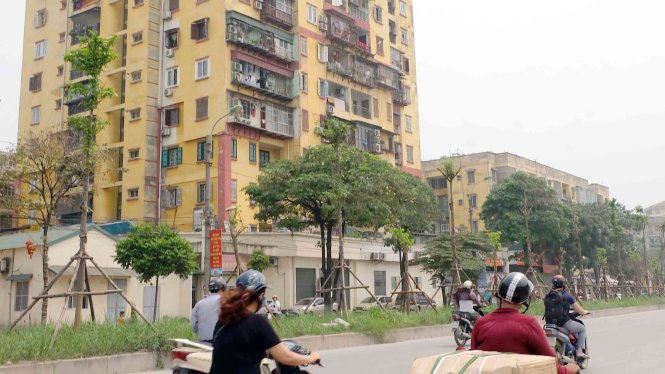 Theo người dân, nhiều người mua lại căn hộ tái định cư tại nhà G, 
P.Hoàng Văn Thụ, Q.Hoàng Mai (Hà Nội) bằng giấy tay, chưa đủ điều kiện cấp sổ đỏ - Ảnh: Xuân Long