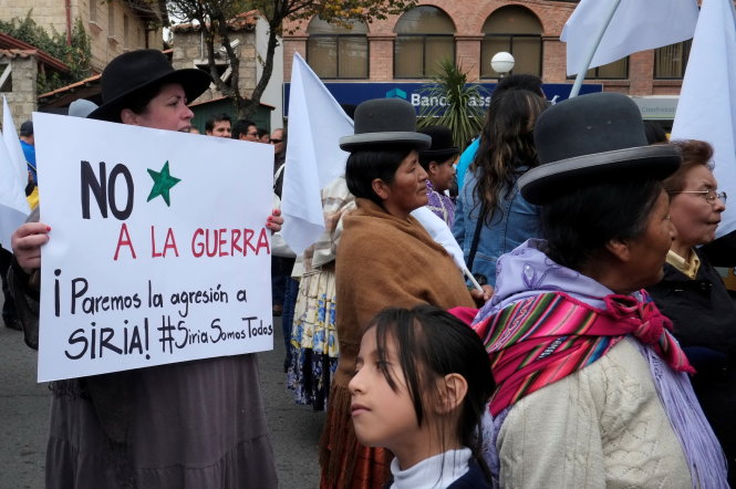 Người dân Bolivia biểu tình trước sứ quán Mỹ ở thủ đô La Paz ngày 7-4 chống lại việc tấn công Syria bằng tên lửa - Ảnh: Reuters