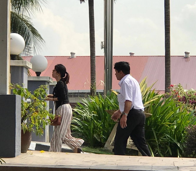 Ông Đoàn Văn Thạnh (phải) cùng đại diện của Đại sứ quán Việt Nam tại Malaysia chuẩn bị vào thăm nghi phạm Đoàn Thị Hương - Ảnh: LÊ NAM