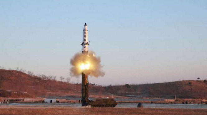 Hình ảnh một vụ thử tên lửa của Triều Tiên do KCNA công bố hôm 13-2-2017 - Ảnh: REUTERS