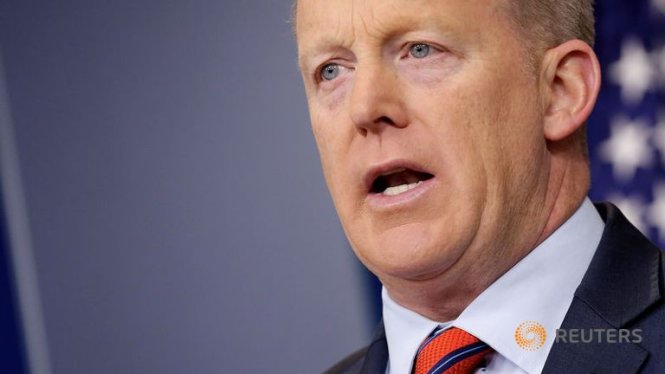 Thư ký báo chí Nhà Trắng Sean Spicer phát biểu trong một buổi họp báo tại Nhà Trắng hôm 11-4 - Ảnh: Reuters