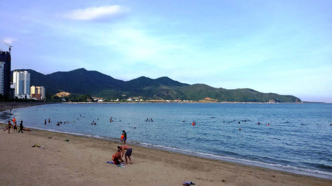 Khu vực bờ biển ở Ba Làng-Đồng Đề đã được nghiên cứu, đề xuất “nuôi” tạo bãi biển, bãi tắm mới cho vịnh Nha Trang -Ảnh: Phan Sông Ngân